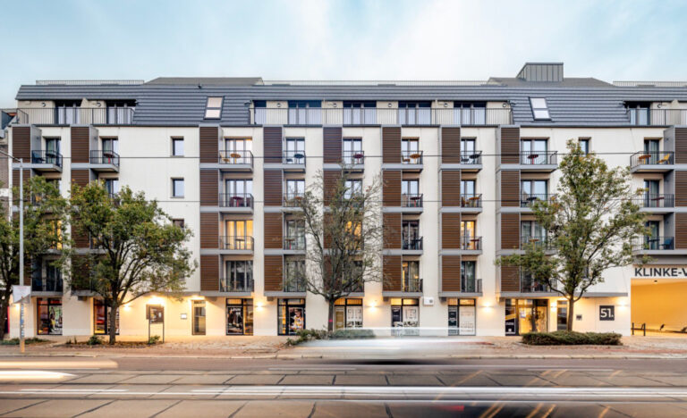 Moderne Wohnanlage (Investment-Immobilie) mit Gewerbeflächen im Erdgeschoss. Aktuelles Immobilien-Investments 2025