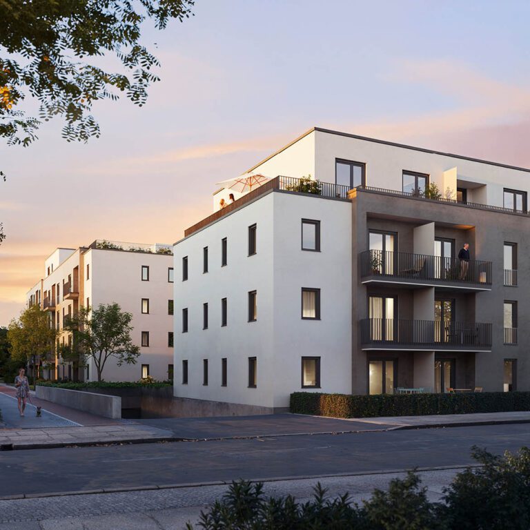 Abendliche 3D-Visualisierung einer modernen Wohnanlage. Ein Wohnprojekt im Vordergrund, ein vierstöckiges Gebäude mit weißer und dunkelgrauer Fassade, schwarzen Balkongeländern und Fenstern, sowie einer Tiefgarageneinfahrt. Im Hintergrund stehen weitere ähnliche Gebäude. Eine Person führt am linken Rand einen Hund spazieren.