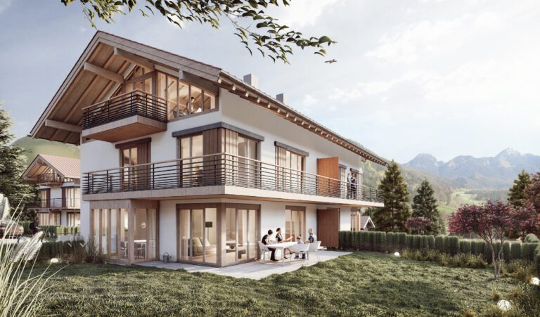 Innenansicht eines luxuriösen Wohnzimmers im Dachgeschoss mit hohem Holzgiebeldach und freiliegenden Holzbalken. Große Glasfronten bieten einen Panoramablick auf die alpine Berglandschaft. Ein Kamin und eine moderne Liege vervollständigen die Szene.