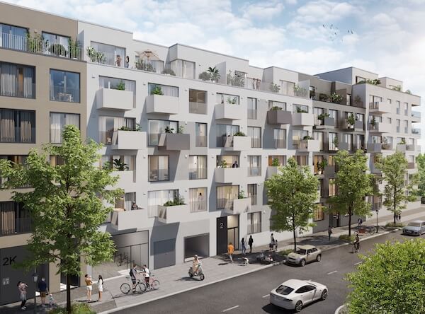 Straßenansicht eines modernen Mehrfamilienhauses mit weißer und grauer Fassade, vielen Balkonen und großen Fenstern. Im Vordergrund sind Menschen und Fahrzeuge auf der Straße zu sehen.