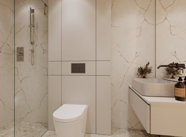 Modernes, minimalistisches Badezimmer mit hellen Wänden in edler Marmoroptik. Mittig ist ein wandhängendes, weißes WC vor einer passend verkleideten Vorwandinstallation mit einer dunklen Drückerplatte zu sehen. Rechts befindet sich ein weißer Waschtisch mit einem eckigen Aufsatzbecken und einer mattschwarzen Armatur, während auf der linken Seite hinter einer Klarglasscheibe der Einstieg in eine bodengleiche Dusche mit Duscharmatur erkennbar ist.