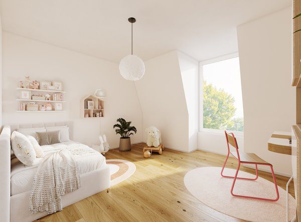 Hell und freundlich gestaltetes Kinderzimmer unter einer leichten Dachschräge mit warmem Holzfußboden. Auf der linken Seite steht ein gemütliches weißes Bett mit Decken und Kissen, darüber hängen dekorative Regale mit Spielzeug an der Wand. Ein großes Fenster im Hintergrund gibt den Blick ins Grüne frei. Auf dem Boden liegen zwei runde, rosa-beige Teppiche, und ein kleiner rosa Stuhl steht an einem angedeuteten Schreibtisch.