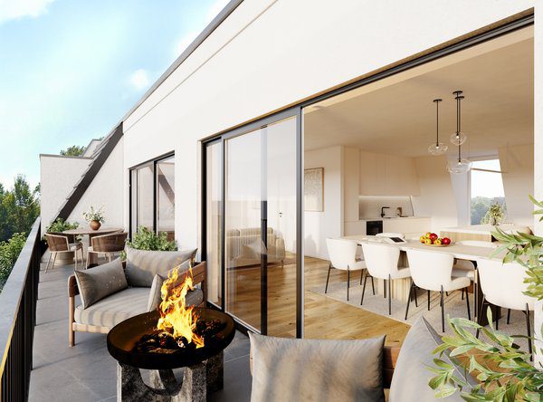 Blick über eine langgezogene Dachterrasse einer Penthouse-Wohnung mit brennender Feuerschale und modernen Outdoor-Sesseln im Vordergrund. Durch eine große, geöffnete Glasschiebetür schaut man direkt in den lichtdurchfluteten Wohn- und Essbereich, in dem ein großer Esstisch mit weißen Designer-Stühlen und eine helle Küche zu sehen sind.