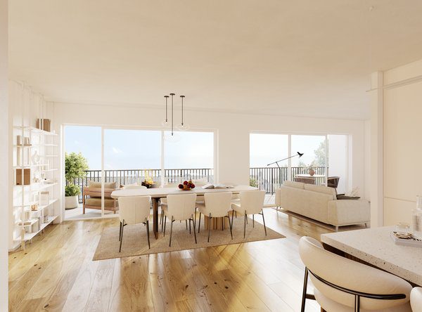Heller, weitläufiger Wohn- und Essbereich mit warmem Echtholzparkett und zwei großen Fensterfronten, die auf eine Terrasse führen. Im Zentrum steht ein langer, weißer Esstisch mit modernen Polsterstühlen auf einem hellen Teppich, beleuchtet von minimalistischen Hängeleuchten. Links befindet sich ein offenes, weißes Standregal an der Wand, während auf der rechten Seite ein cremefarbenes Sofa den Wohnbereich markiert.