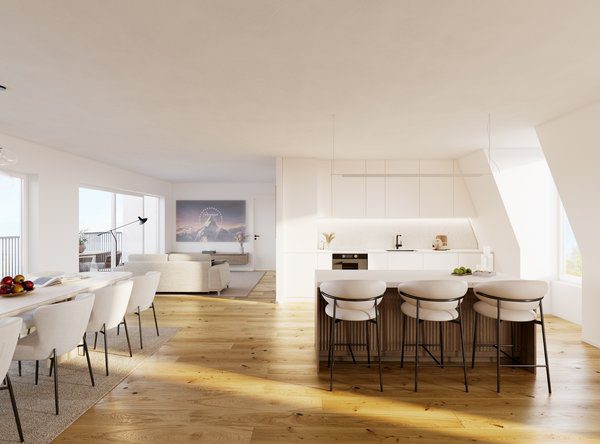 Großer, offener Wohn- und Kochbereich mit freundlichem Parkettboden. Auf der rechten Seite befindet sich eine moderne, weiße Einbauküche, die durch eine Kücheninsel mit Holzverkleidung und drei eleganten Barhockern abgetrennt wird. Links im Vordergrund steht ein langer Esstisch mit hellen Stühlen, während im hinteren Teil des Raumes ein cremefarbenes Sofa vor einer Wand mit Fernseher zu sehen ist. Große Fensterfronten lassen viel Tageslicht herein.